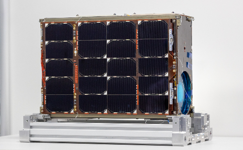 El nanosatèl·lit 'Menut' abans de la seva posada en òrbita El nanosatèl·lit 'Menut' abans de la seva posada en òrbita