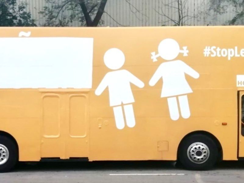 El bus d'Hazte Oír, amb els missatges discriminatoris retirats. El bus d'Hazte Oír, amb els missatges discriminatoris retirats.