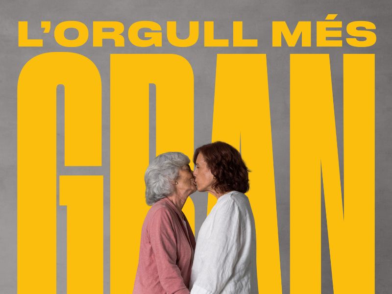 Cartelleria de la campanya "L'Orgull més gran", que mostra dues dones fent-se un petó. Cartelleria de la campanya "L'Orgull més gran", que mostra dues dones fent-se un petó.