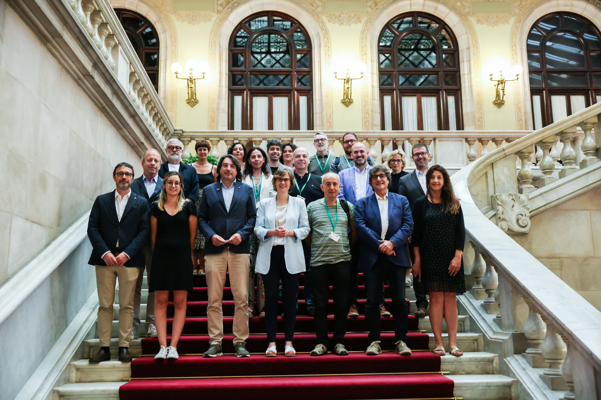 Foto de família de la consellera Serret, acompanyada de l'equip del Departament, amb els grups parlamentaris que han aprovat el pla. Foto de família de la consellera Serret, acompanyada de l'equip del Departament, amb els grups parlamentaris que han aprovat el pla.