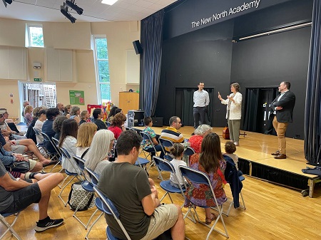La consellera Serret s'ha pogut reunir amb les famílies i l'equip directiu i docent de l'Escola Catalana de Londres que fa 8 anys que existeix i té una vuitantena d'estudiants La consellera Serret s'ha pogut reunir amb les famílies i l'equip directiu i docent de l'Escola Catalana de Londres que fa 8 anys que existeix i té una vuitantena d'estudiants