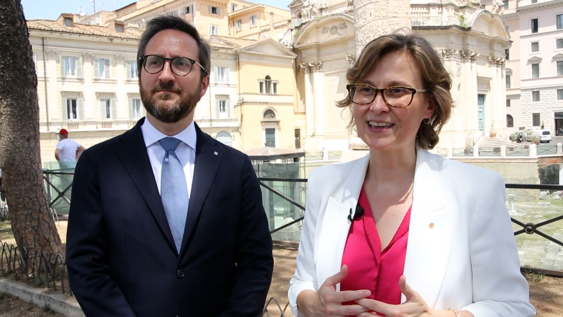 La consellera Meritxell Serret, acompanyada del delegat Luca Bellizzi, atenent els mitjans a Roma. La consellera Meritxell Serret, acompanyada del delegat Luca Bellizzi, atenent els mitjans a Roma.