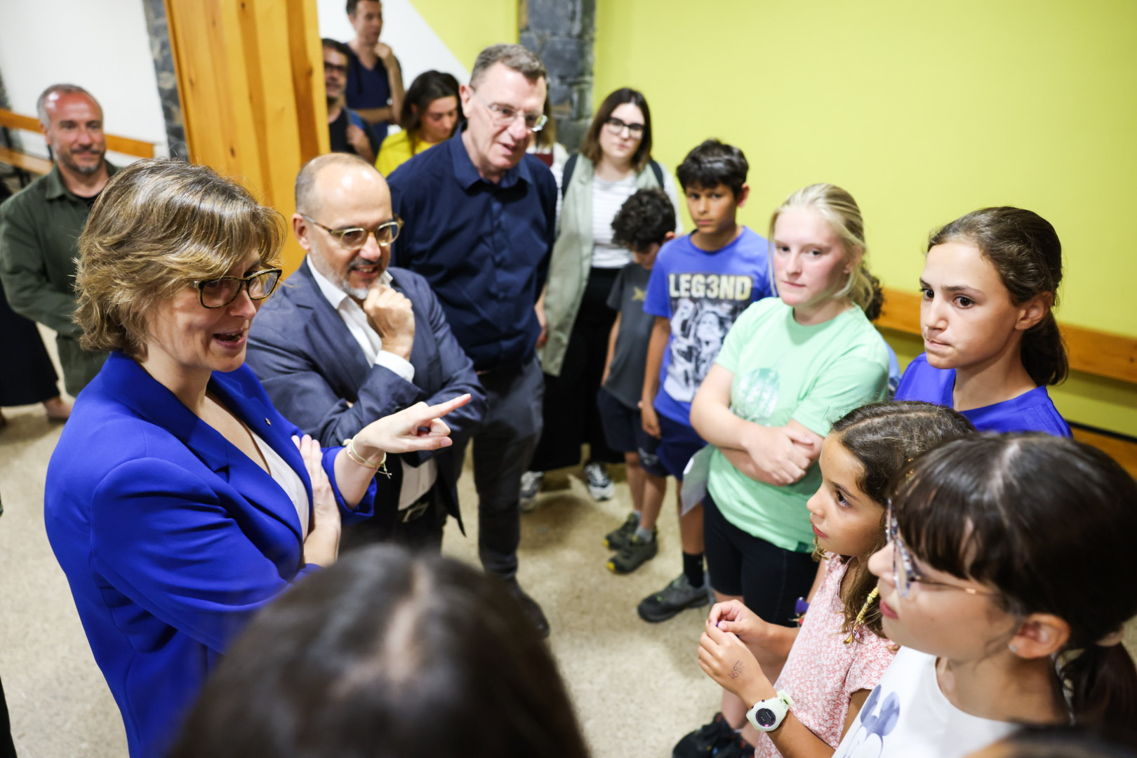 El conseller Campuzano i la consellera Serret parlen amb els participants de l'activitat que aquests dies es fa a La Molina. El conseller Campuzano i la consellera Serret parlen amb els participants de l'activitat que aquests dies es fa a La Molina.