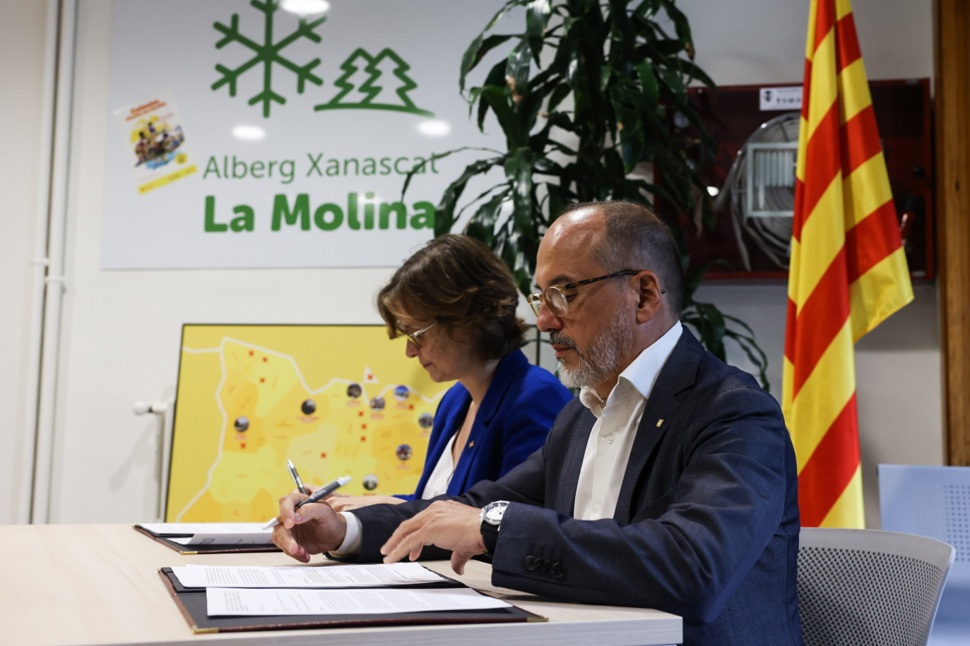 Els dos consellers han renovat el conveni. Els dos consellers han renovat el conveni.