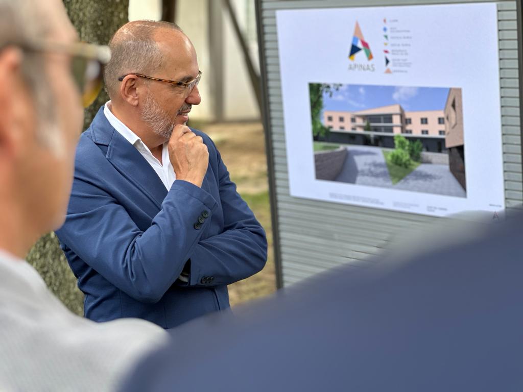 El conseller Campuzano durant la seva visita a Prats de Rei per conèixer el projecte de l'entitat APINAS. El conseller Campuzano durant la seva visita a Prats de Rei per conèixer el projecte de l'entitat APINAS.