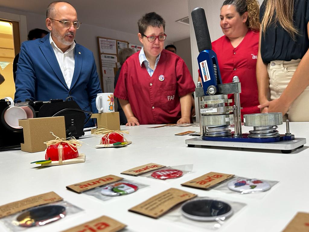 El conseller durant la visita al grup Àuria. El conseller durant la visita al grup Àuria.