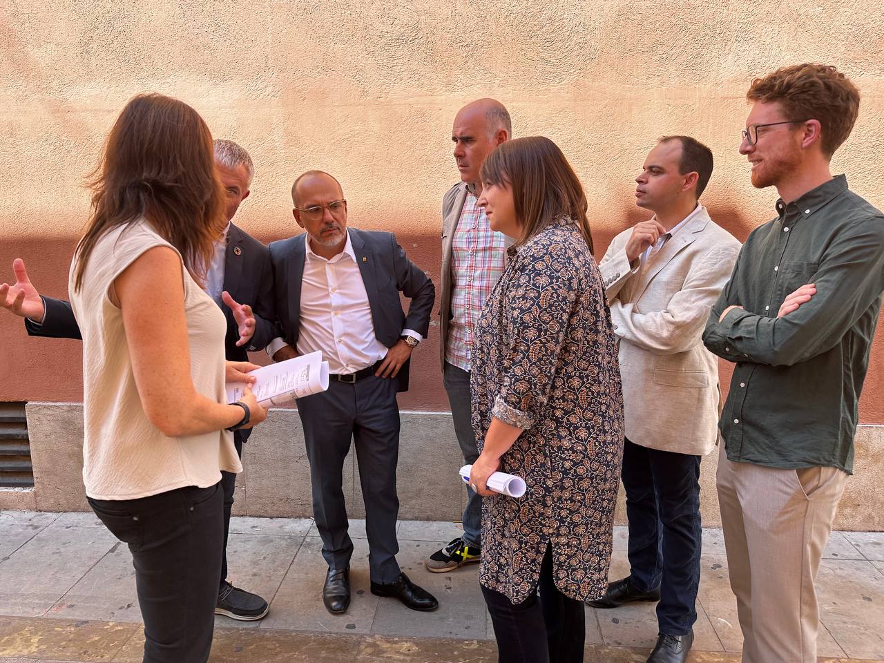 El conseller i membres del Consell Comarcal observen l'edifici en obres. El conseller i membres del Consell Comarcal observen l'edifici en obres.
