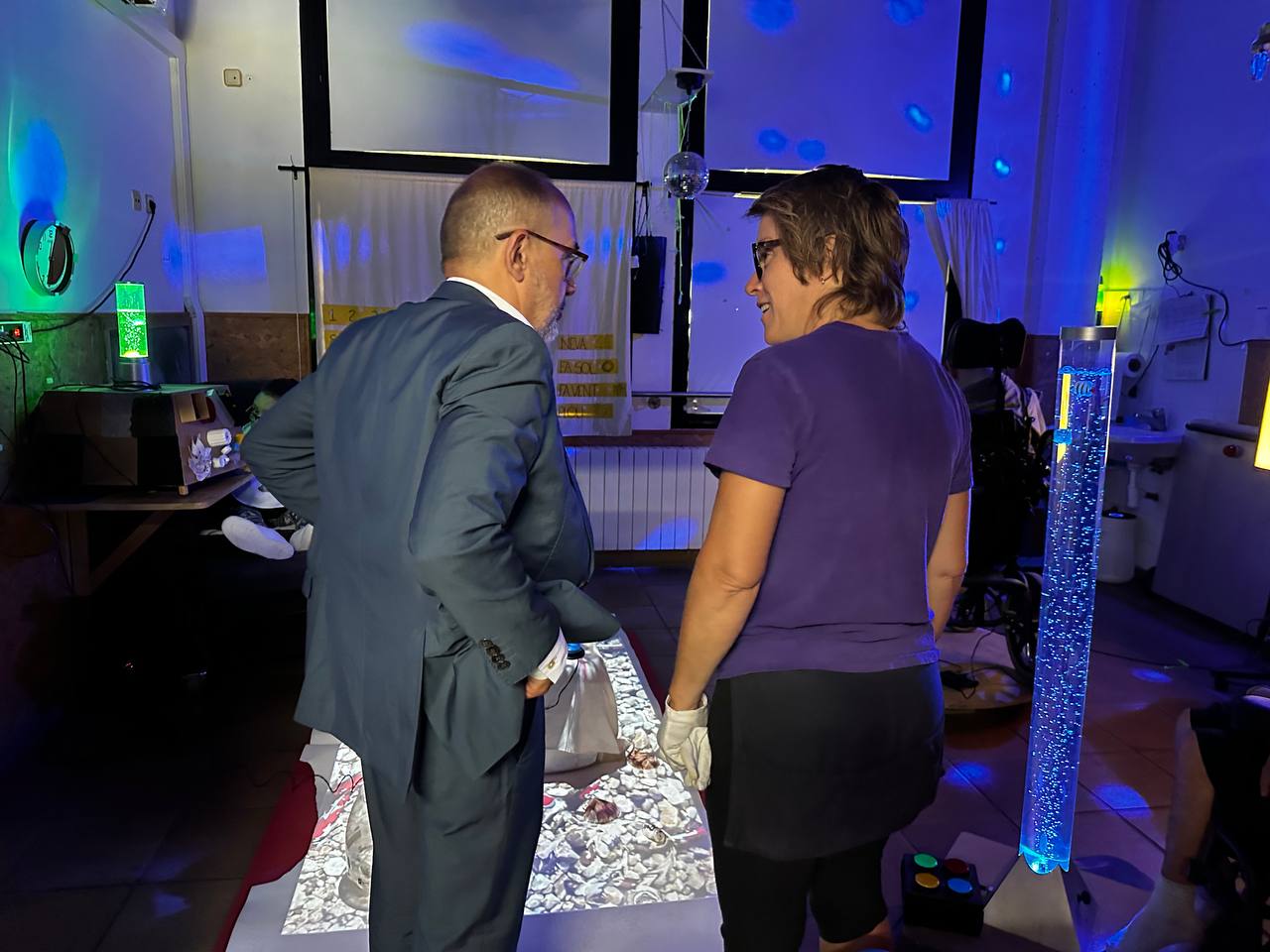 El conseller a una de les sales de la Fundació L'Espiga. El conseller a una de les sales de la Fundació L'Espiga.