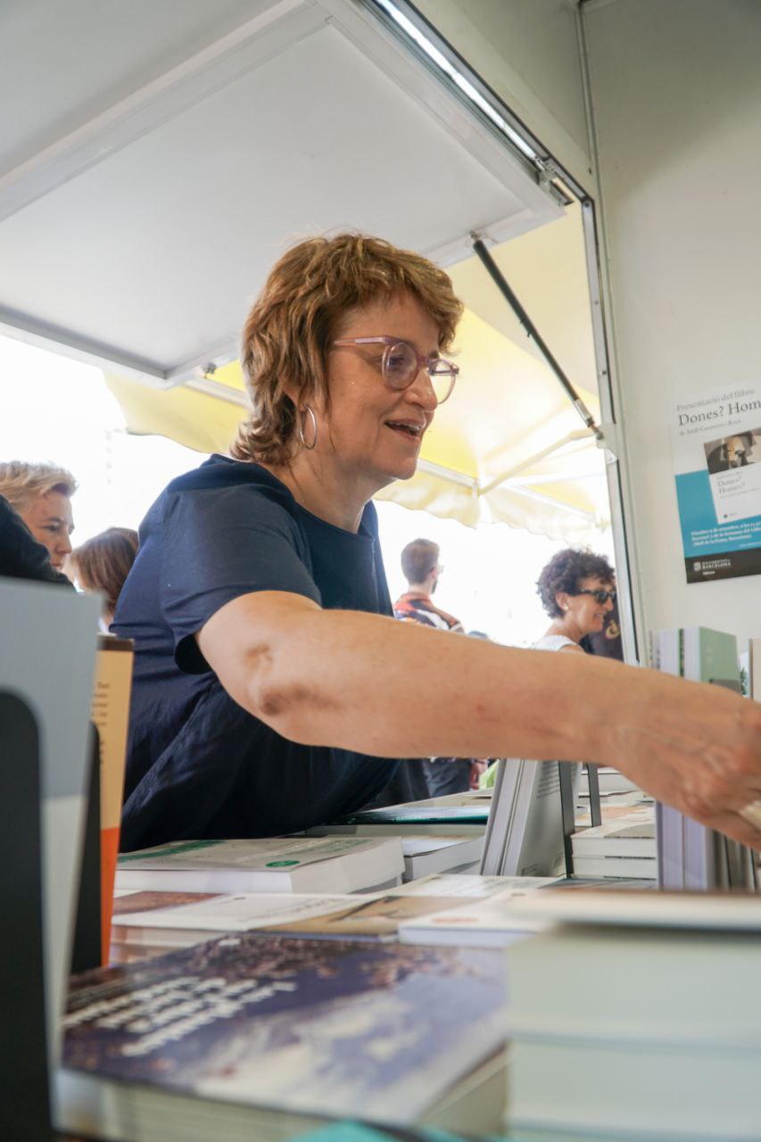 La consellera Anna Simó visita la Setmana del Llibre en Català La consellera Anna Simó visita la Setmana del Llibre en Català
