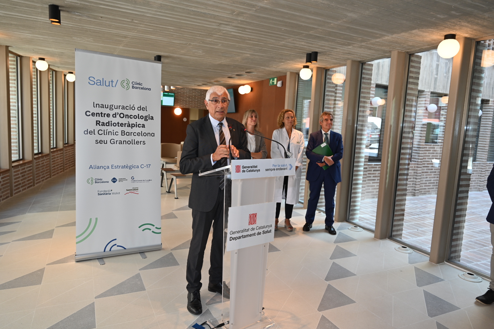 El conseller de Salut, Manel Balcells, ha inaugurat avui a Granollers el Centre d’Oncologia Radioteràpica de la C17. El conseller de Salut, Manel Balcells, ha inaugurat avui a Granollers el Centre d’Oncologia Radioteràpica de la C17.