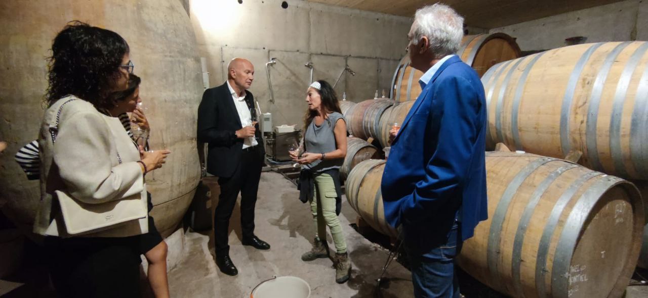 Mascort durant la visita al celler Venus La Universal, de Falset Mascort durant la visita al celler Venus La Universal, de Falset