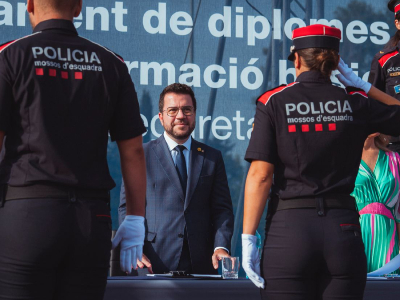 El president saluda una de les policies graduades. Autor: Arnau Carbonell El president saluda una de les policies graduades. Autor: Arnau Carbonell