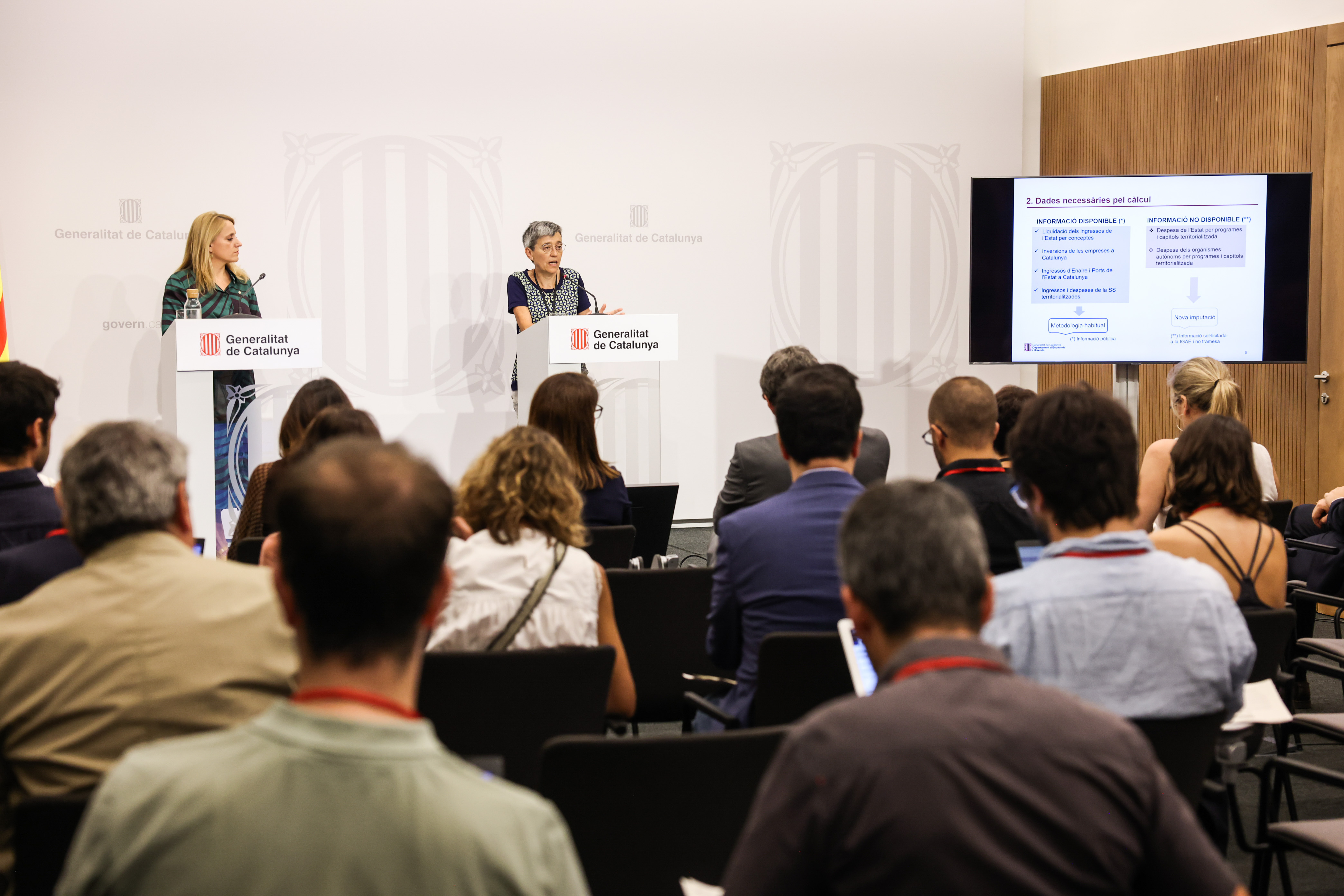 La consellera Mas Guix i la subdirectora general de Finançament i Sostenibilitat Financera, Montserrat Bassols, durant la roda de premsa La consellera Mas Guix i la subdirectora general de Finançament i Sostenibilitat Financera, Montserrat Bassols, durant la roda de premsa