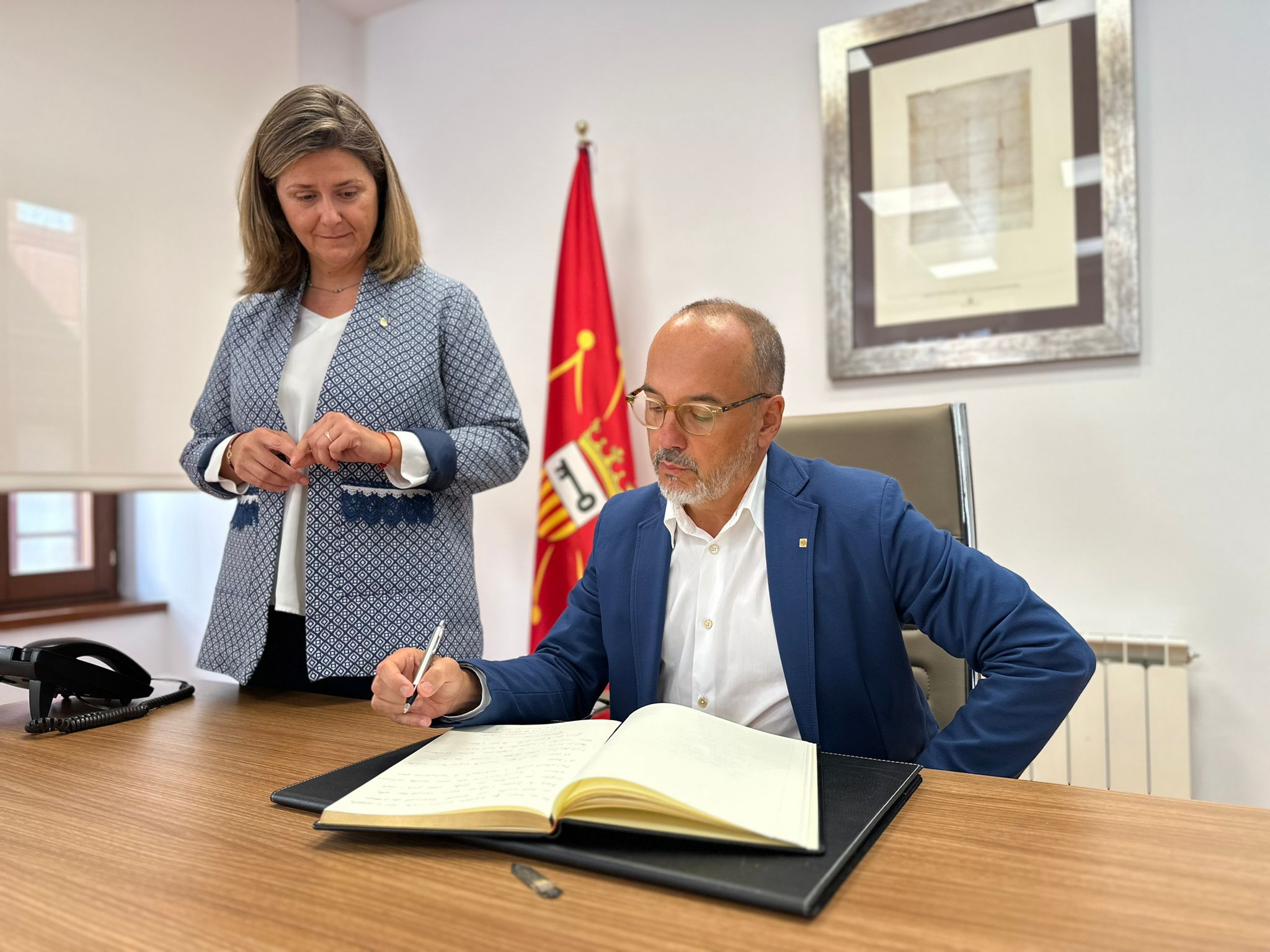 El conseller Campuzano ha signat el llibre d'honor a la seu del Conselh Generau d'Aran. El conseller Campuzano ha signat el llibre d'honor a la seu del Conselh Generau d'Aran.