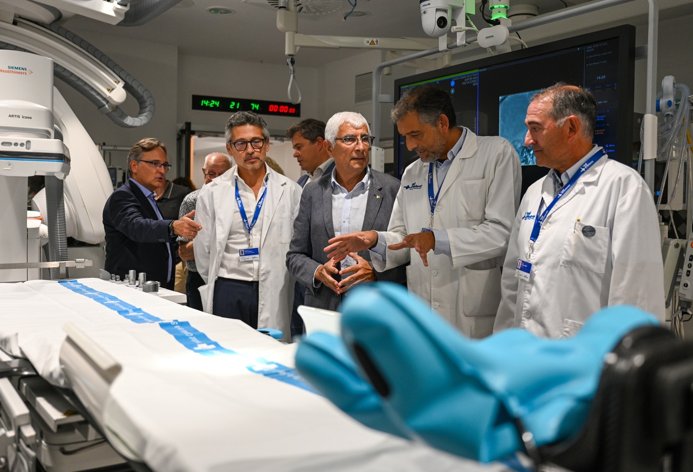 El conseller de Salut al costat de la nova tecnologia, One Step Ictus, a Vall d'Hebron, acompanyat de professionals i responsables del centre. El conseller de Salut al costat de la nova tecnologia, One Step Ictus, a Vall d'Hebron, acompanyat de professionals i responsables del centre.