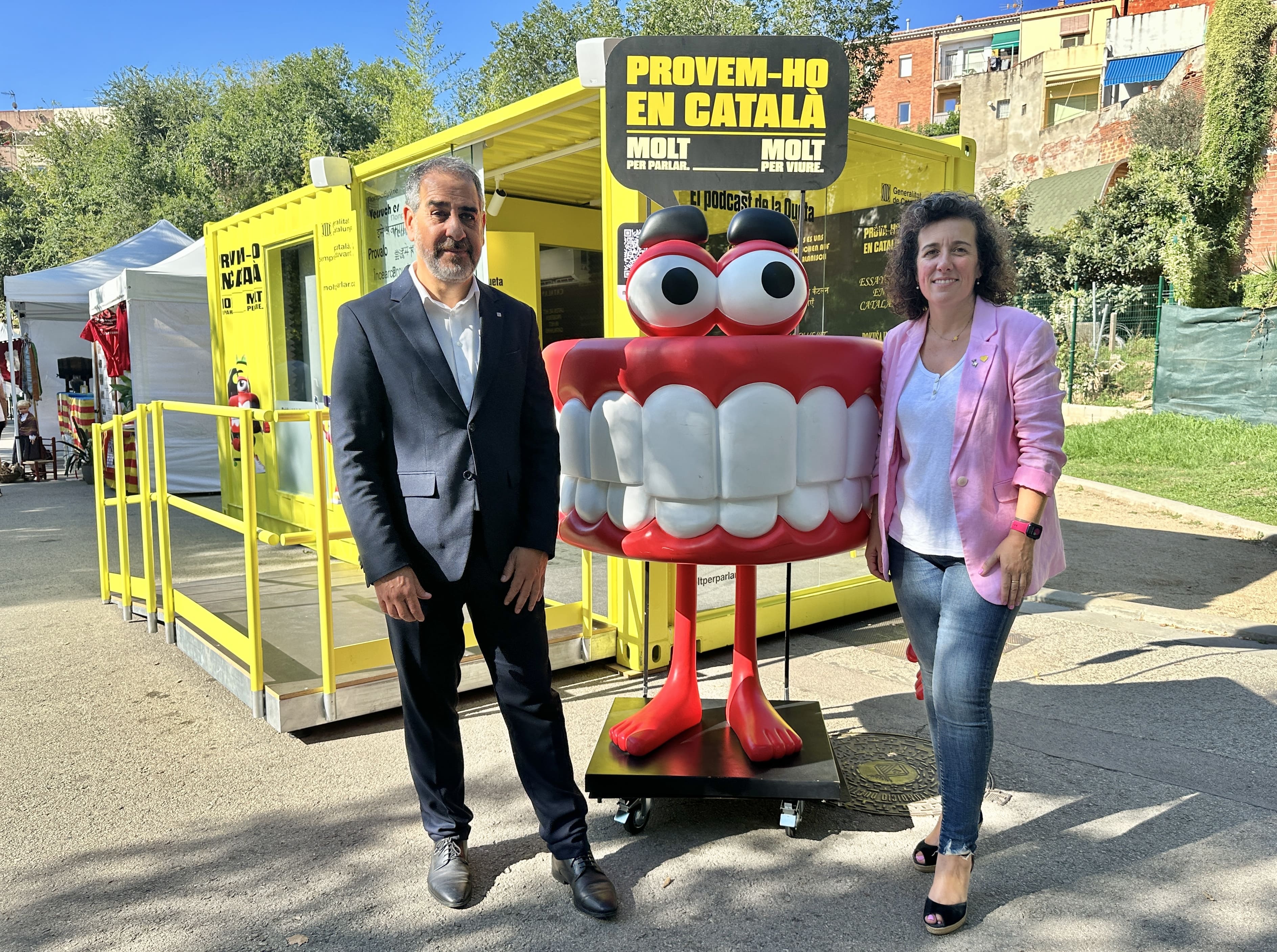 El delegat del Govern de la Generalitat a Barcelona, Joan Borràs, i la regidora de Polítiques Lingüístiques de Terrassa, Montserrat Caupena inauguren la cabina del pòdcast de la Queta El delegat del Govern de la Generalitat a Barcelona, Joan Borràs, i la regidora de Polítiques Lingüístiques de Terrassa, Montserrat Caupena inauguren la cabina del pòdcast de la Queta