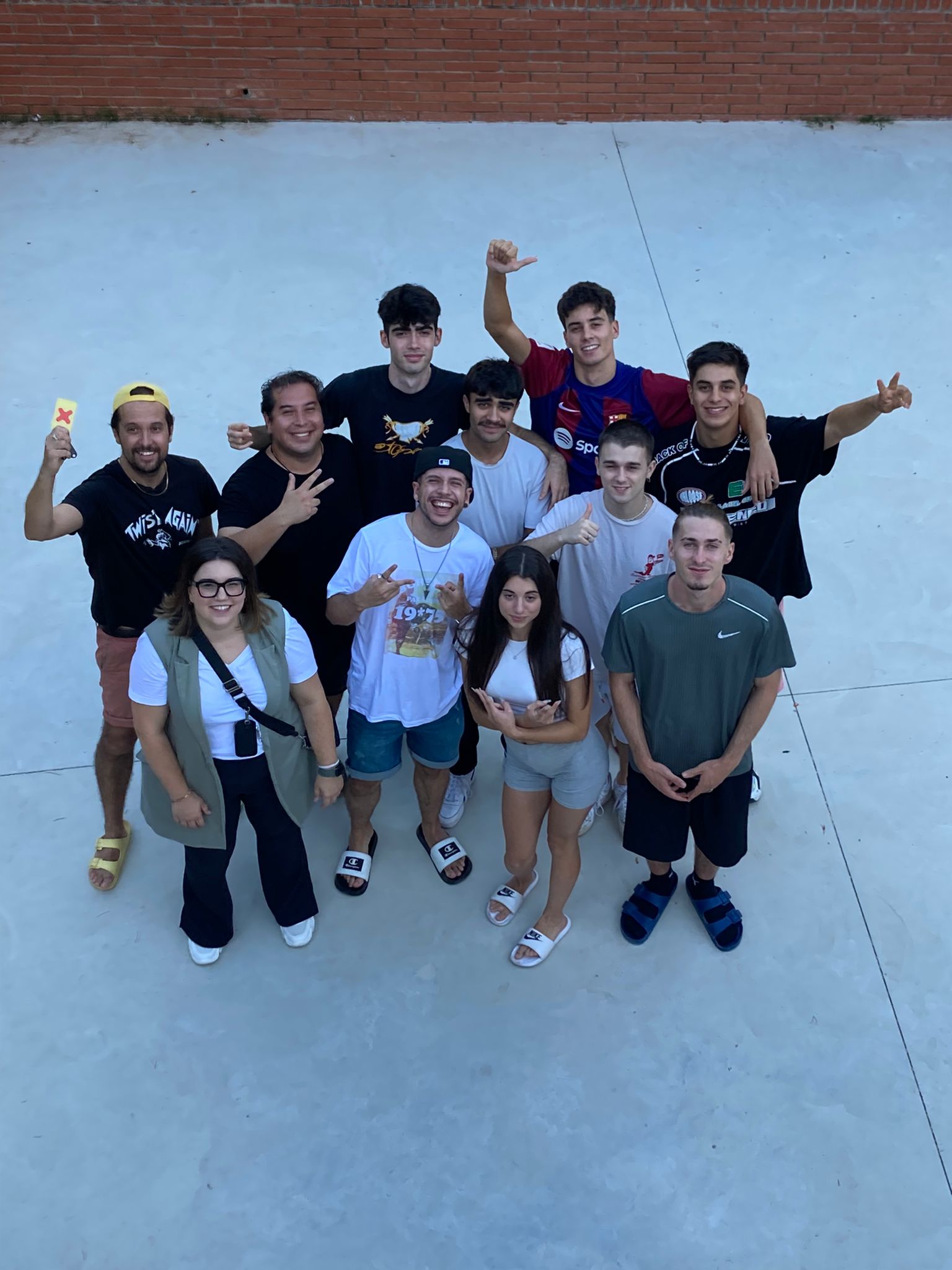 La directora general de l'ACJ, Laia Girós, amb els joves de KLK La directora general de l'ACJ, Laia Girós, amb els joves de KLK