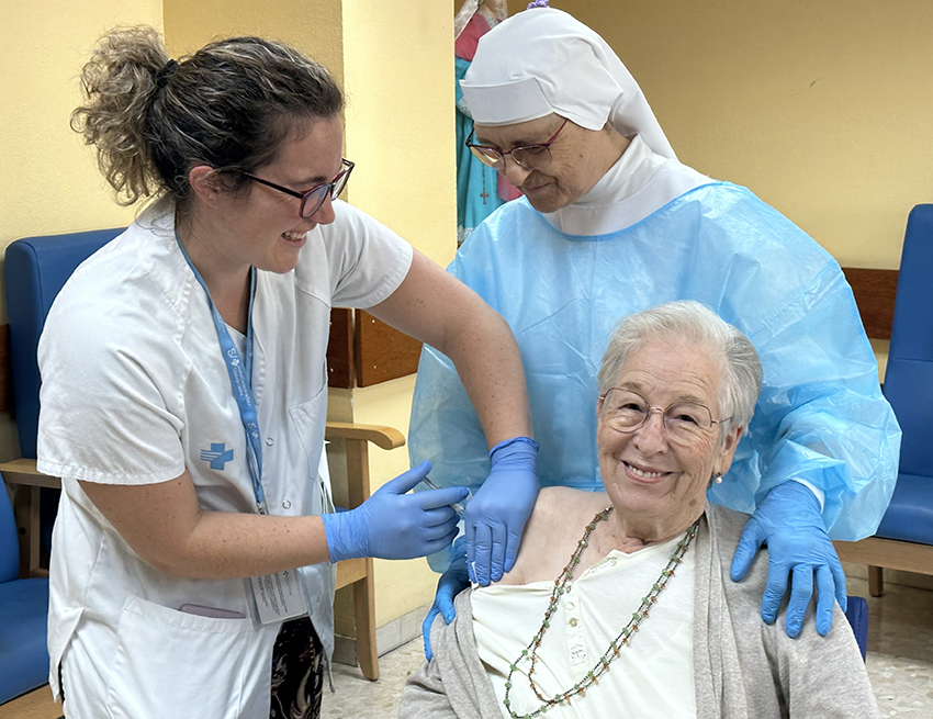 Salut comença la campanya de vacunació contra la grip i la COVID-19 a les residències d’Osona
Salut comença la campanya de vacunació contra la grip i la COVID-19 a les residències d’Osona