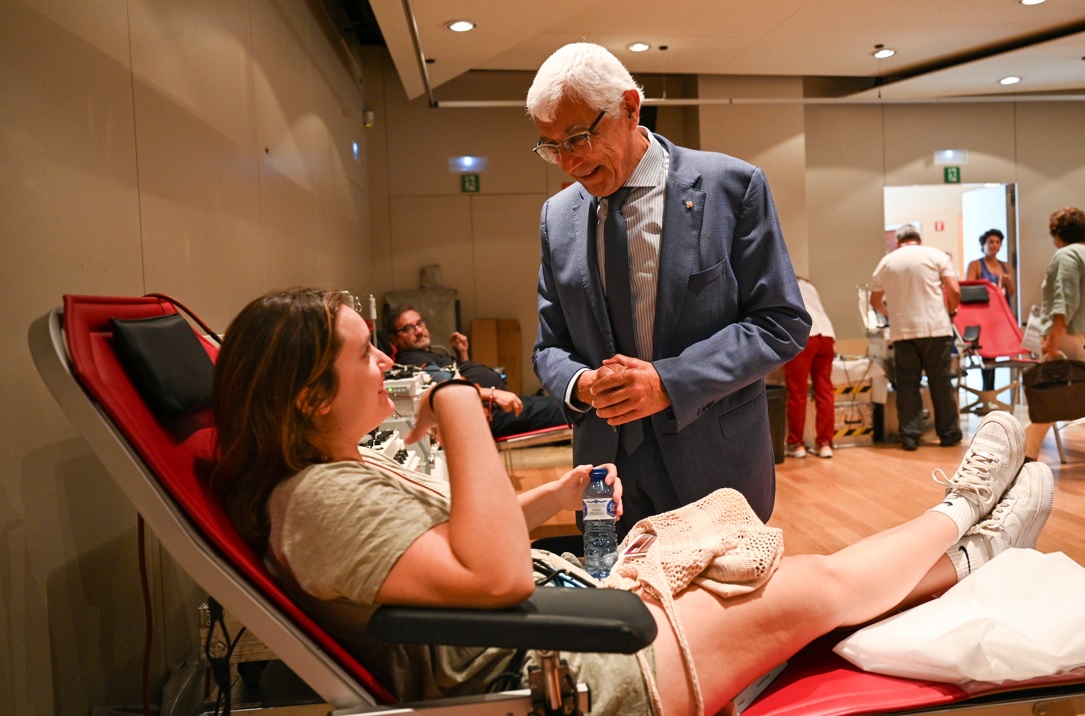 El conseller de Salut conversant amb una donant, just després de la presentació de la campanya. El conseller de Salut conversant amb una donant, just després de la presentació de la campanya.