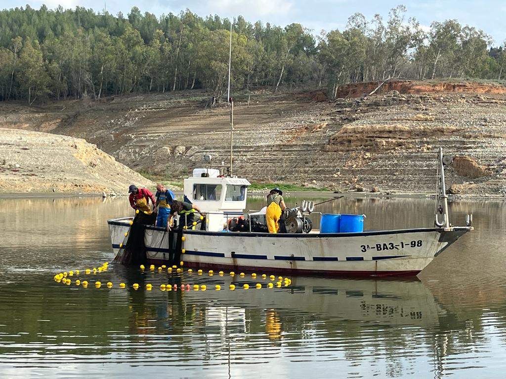 La barca retirant peixos de l'embassament de Riudecanyes aquest matí La barca retirant peixos de l'embassament de Riudecanyes aquest matí