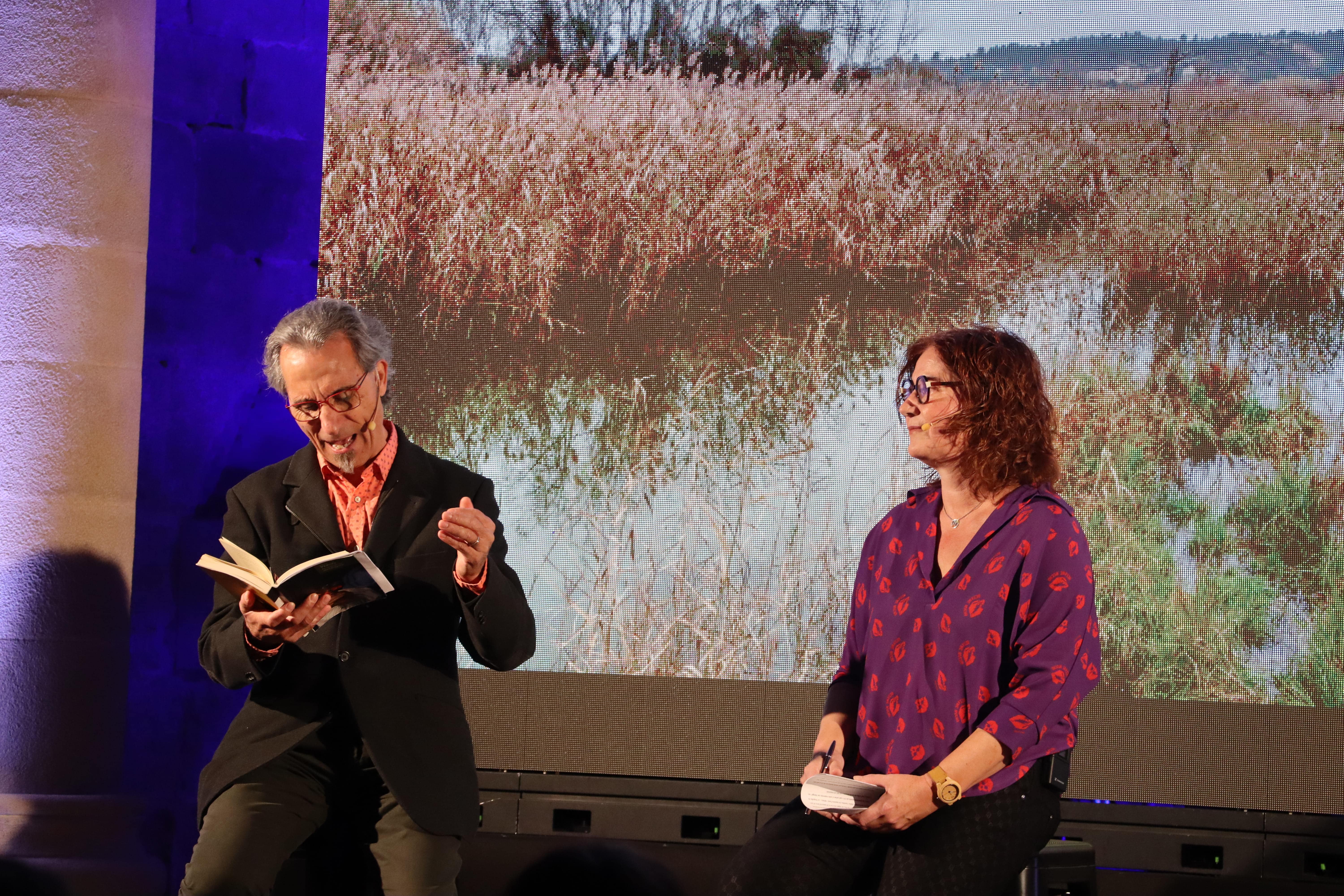 Vicent Pellicer Ollés, autor del llibre 'Vida a l'Ebre', encomanat pels 30 anys de l'IDECE, i Carme Cruelles Rosales. Vicent Pellicer Ollés, autor del llibre 'Vida a l'Ebre', encomanat pels 30 anys de l'IDECE, i Carme Cruelles Rosales.