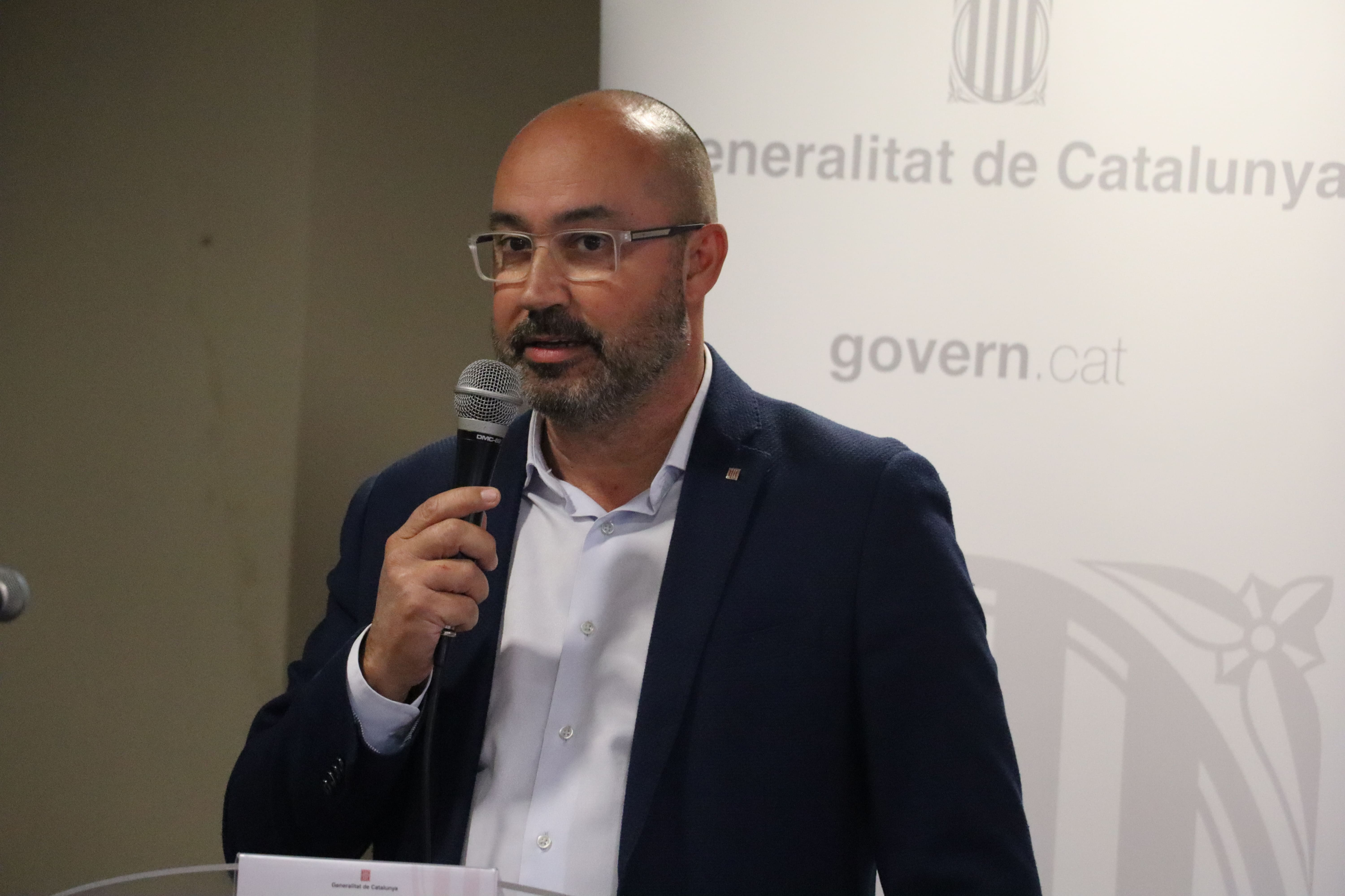 El delegat del Govern a les Terres de l'Ebre, Albert Salvadó Fernandez, durant l'acte del 25N a Caseres. El delegat del Govern a les Terres de l'Ebre, Albert Salvadó Fernandez, durant l'acte del 25N a Caseres.