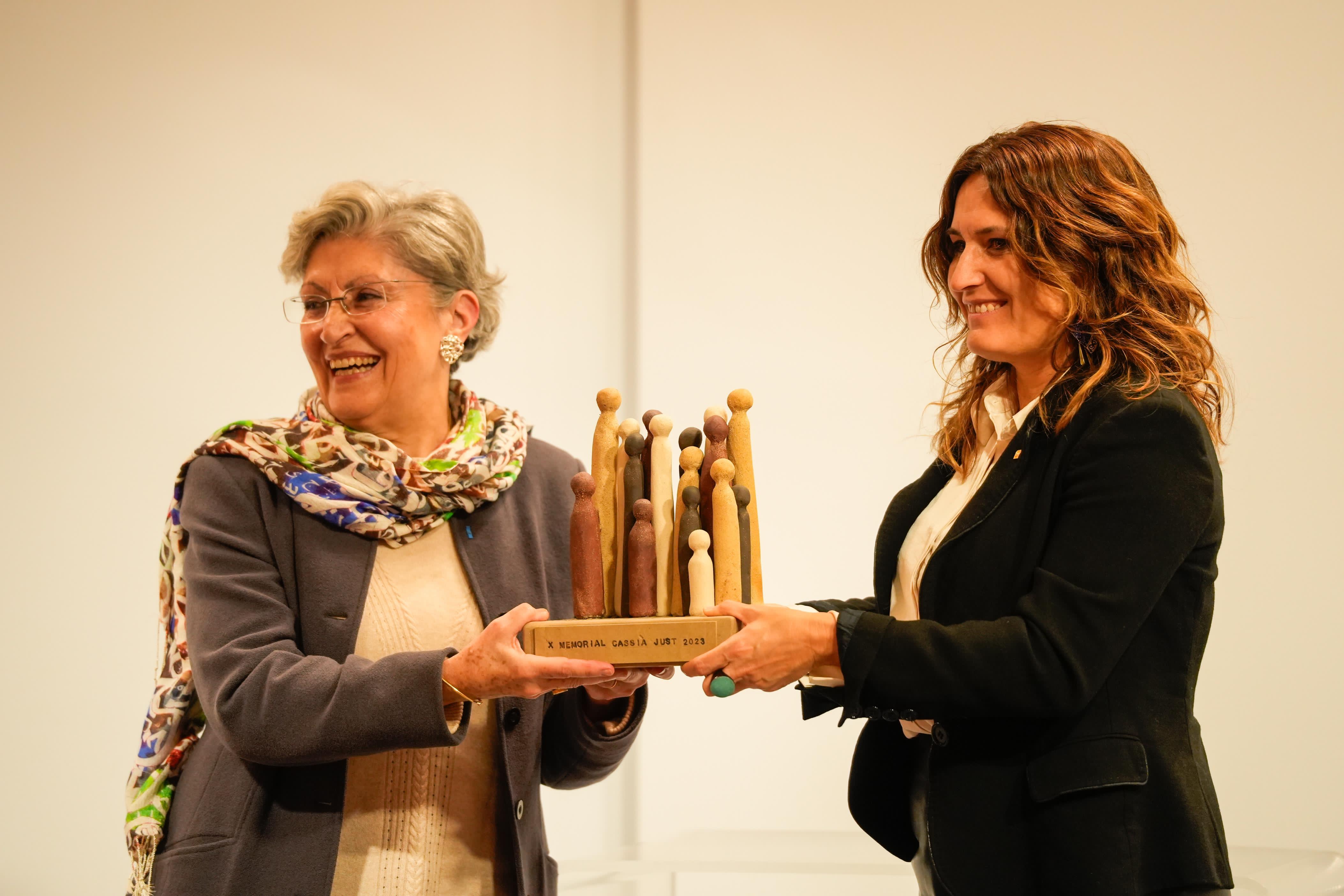 Consellera Vilagrà amb la guardonada Consellera Vilagrà amb la guardonada