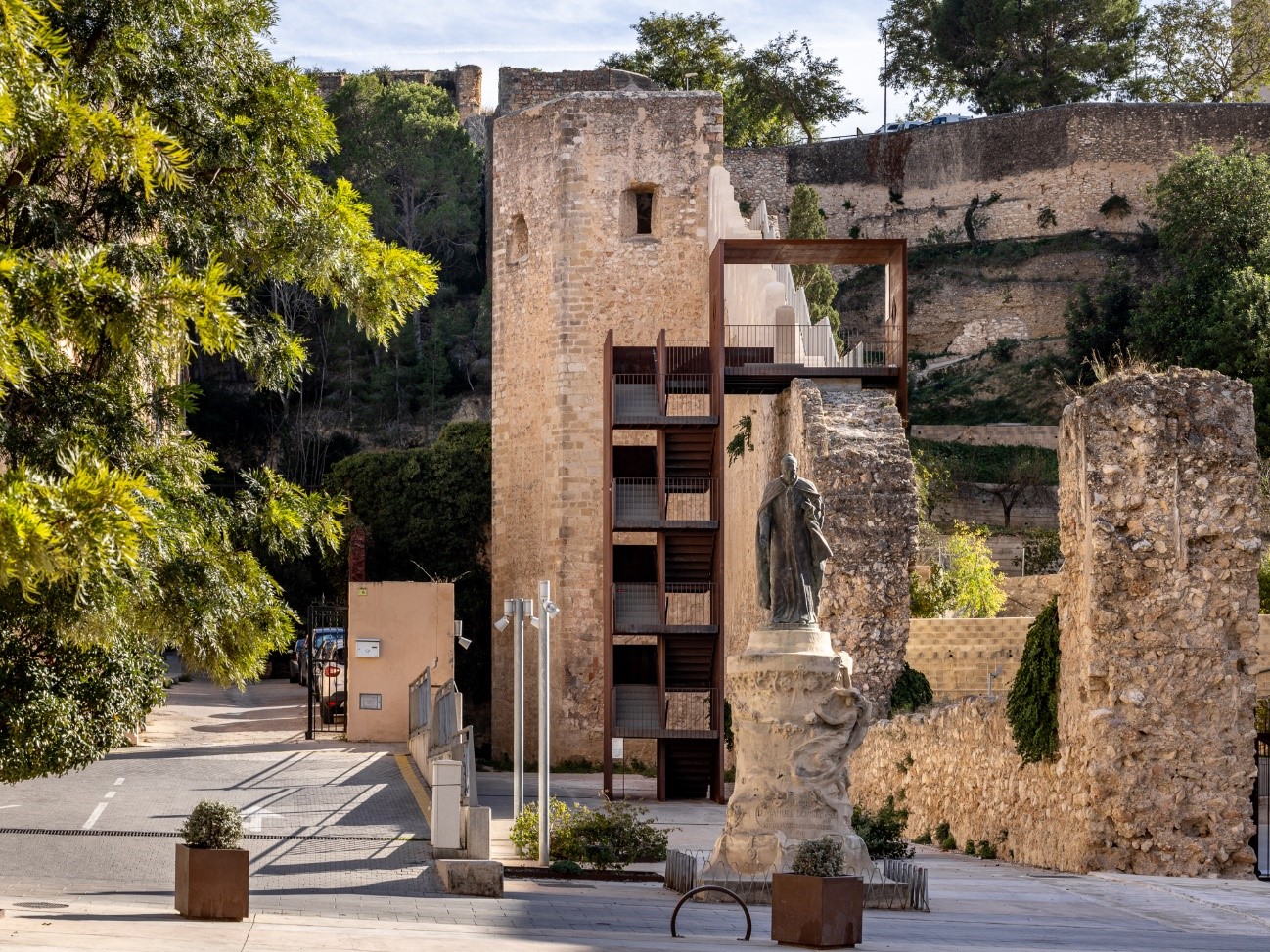 Tortosa recupera el pas de ronda medieval gràcies a la restauració de la muralla del Rastre Tortosa recupera el pas de ronda medieval gràcies a la restauració de la muralla del Rastre