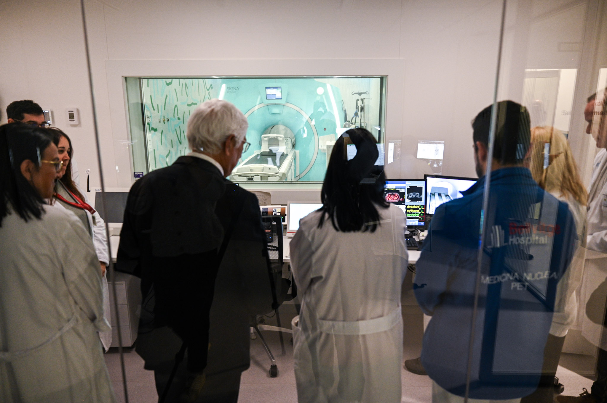 El conseller de Salut, acompanyat de professionals, durant la seva visita al primer PET/RM assistencial públic de l'Estat, ubicat a l'Hospital de Bellvitge. El conseller de Salut, acompanyat de professionals, durant la seva visita al primer PET/RM assistencial públic de l'Estat, ubicat a l'Hospital de Bellvitge.
