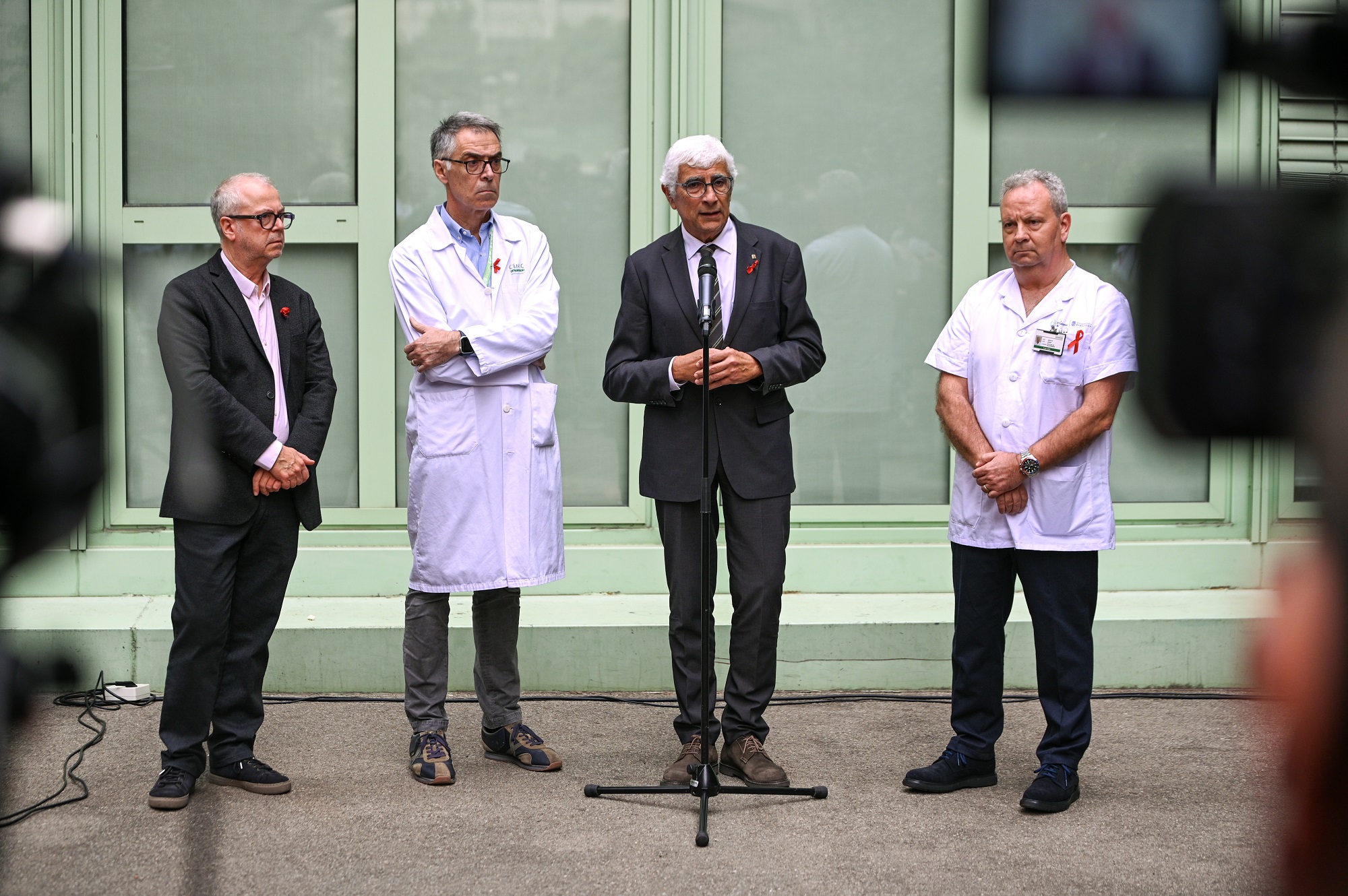 Joan Colom, subdirector general d’Addiccions, VIH, ITS i Hepatitis Víriques de l’Agència de Salut Pública de Catalunya; Antoni Castells, director mèdic del Clínic, i Josep Mallolas, cap de la Unitat de VIH-SIDA del Clínic Barcelona i del grup de recerca en Sida i infecció per VIH de l’IDIBAPS, han acompanyat el conseller de Salut. Joan Colom, subdirector general d’Addiccions, VIH, ITS i Hepatitis Víriques de l’Agència de Salut Pública de Catalunya; Antoni Castells, director mèdic del Clínic, i Josep Mallolas, cap de la Unitat de VIH-SIDA del Clínic Barcelona i del grup de recerca en Sida i infecció per VIH de l’IDIBAPS, han acompanyat el conseller de Salut.