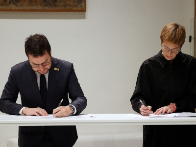 El president Aragonès i la presidenta de la CCMA, Rosa Romà, signen el contracte programa (fotografia: Rubén Moreno)