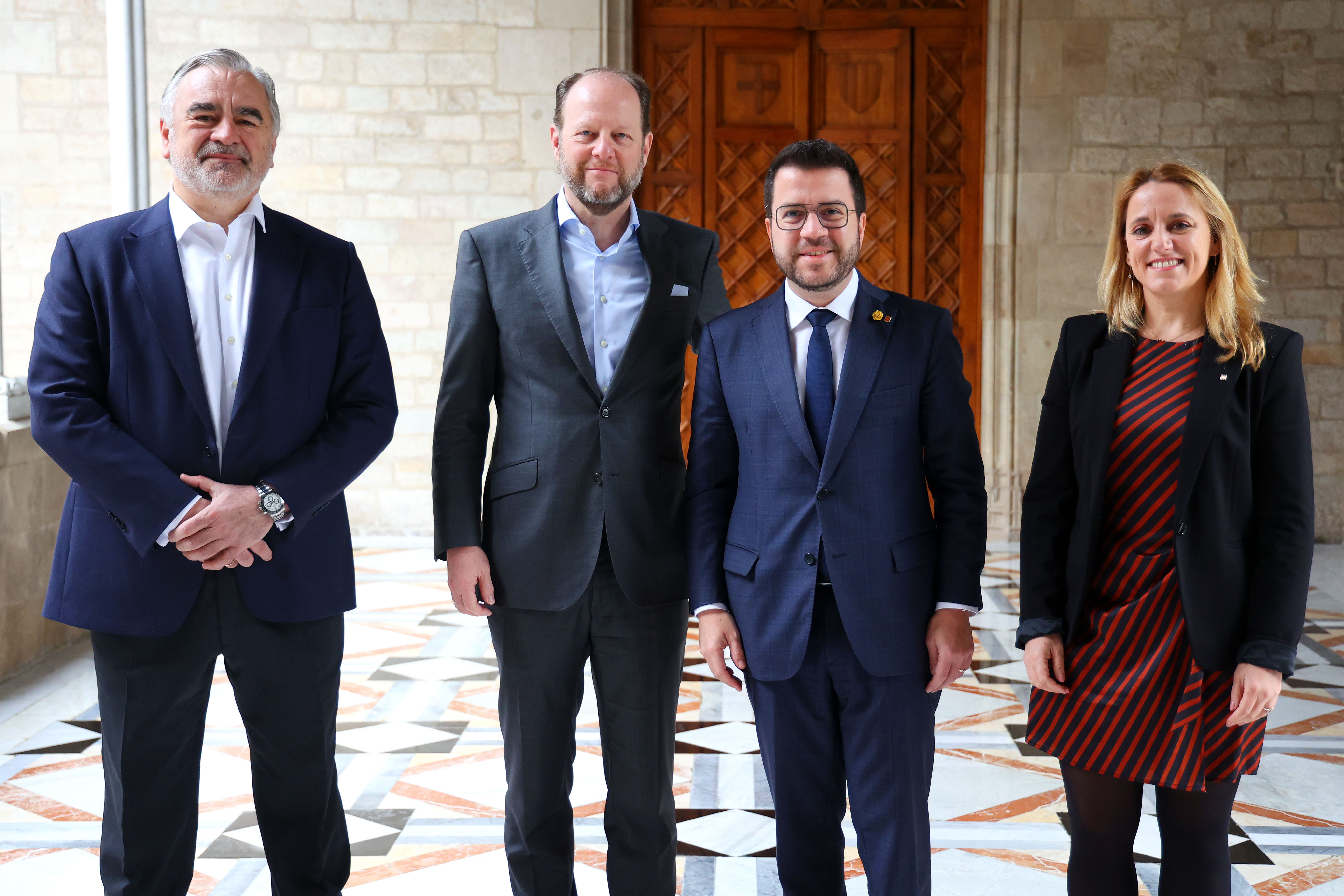 D’esquerra a dreta, el conseller delegat de BME, Javier Hernani; el conseller delegat de SIX, Joss Dijsselhof; el president Aragonès, i la consellera Mas Guix