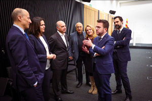 El president Aragonès, acompanyat de la consellera Mas i els consellers Nadal i Torrent,   amb els organitzadors (Fotografia: Jordi Bedmar)