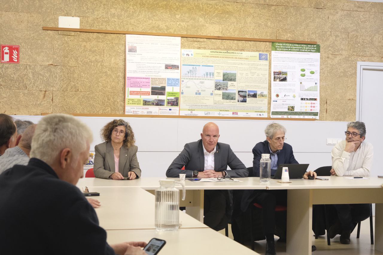 El conseller Macort durant la reunió amb el regants El conseller Macort durant la reunió amb el regants