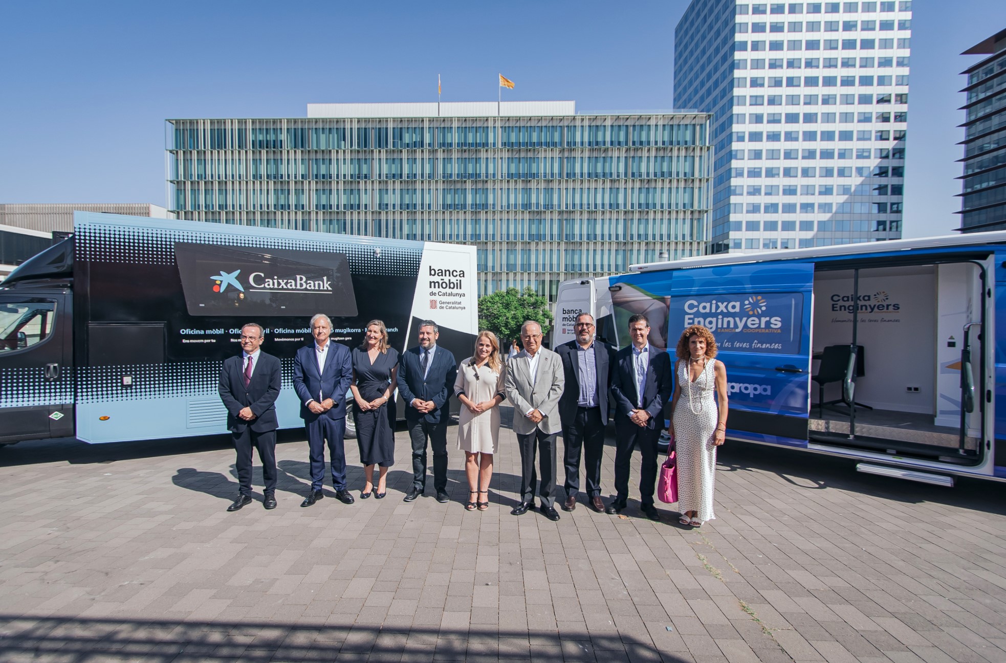 La consellera Mas Guix amb els responsables de les entitats La consellera Mas Guix amb els responsables de les entitats