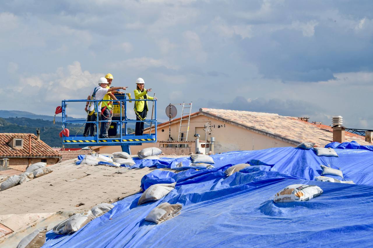 La consellera Paneque, acompanyada de l'alcalde de Sant Pere de Torelló, durant la visita a una de les taulades malmeses durant la pedregada d'aquest mes d'agost La consellera Paneque, acompanyada de l'alcalde de Sant Pere de Torelló, durant la visita a una de les taulades malmeses durant la pedregada d'aquest mes d'agost