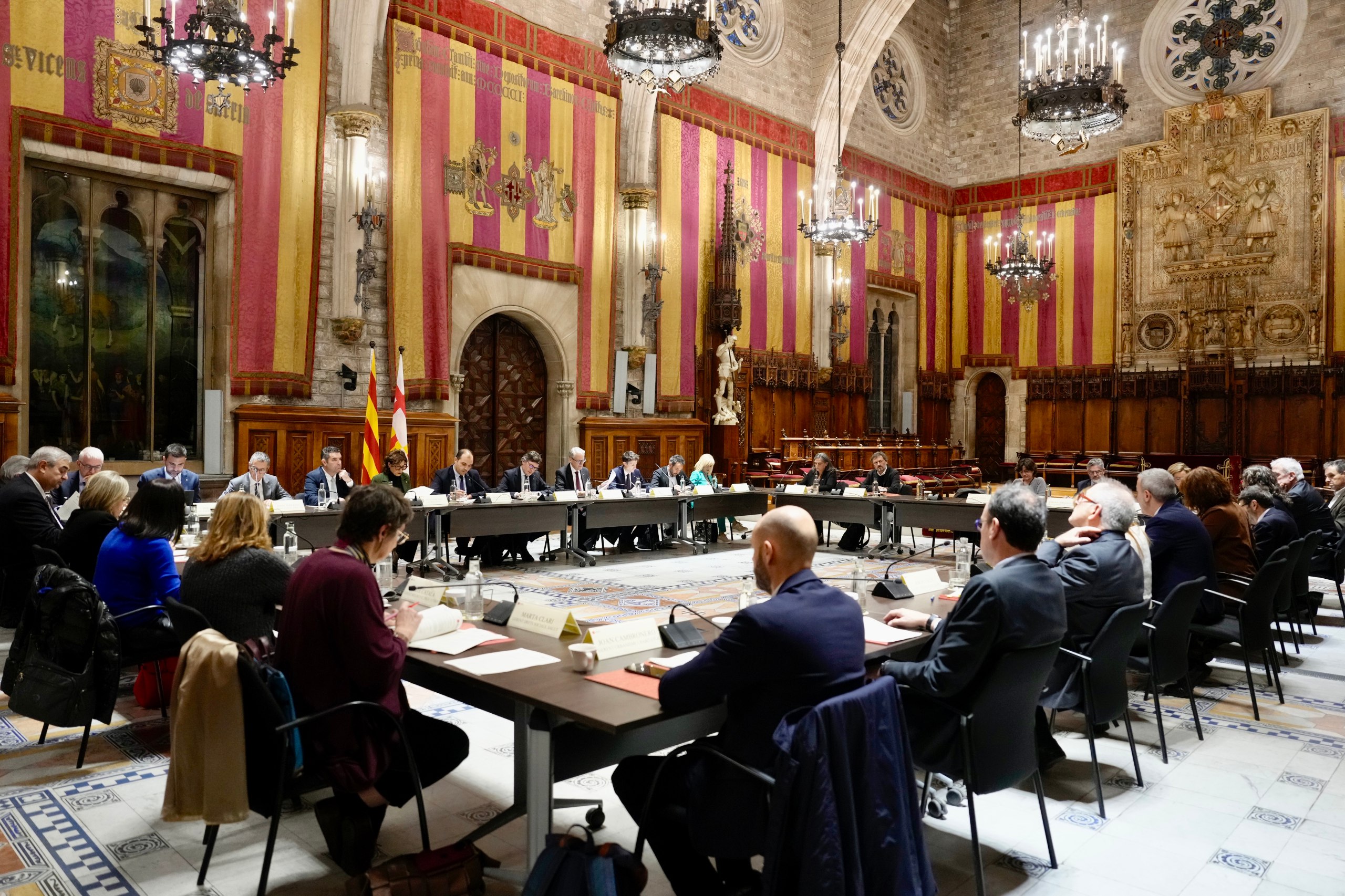 Imatge de la comissió mixta celebrada al Saló de Cent de l'Ajuntament de Barcelona. Imatge de la comissió mixta celebrada al Saló de Cent de l'Ajuntament de Barcelona.