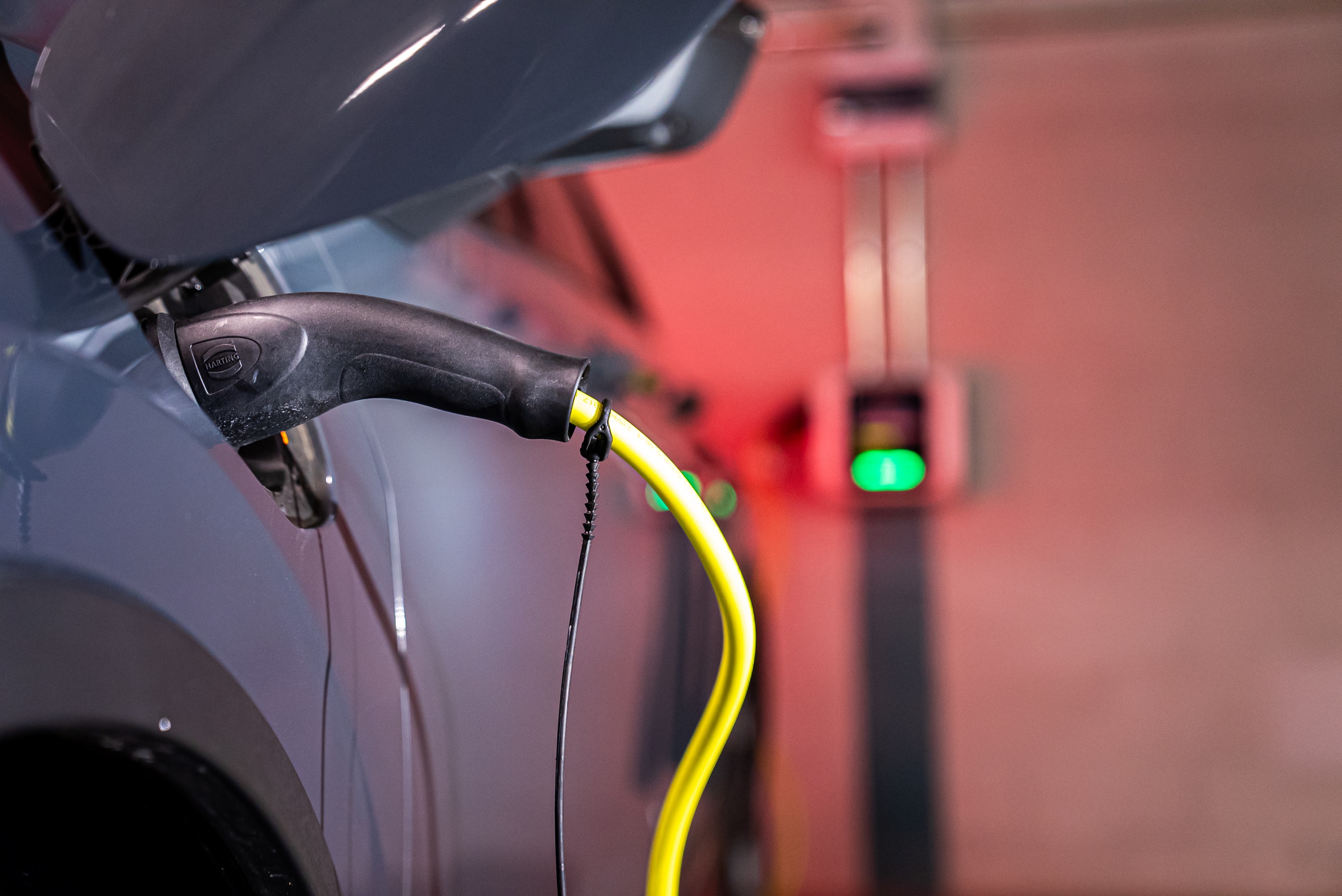 Cotxe endollat en un punt de càrrega Cotxe endollat en un punt de càrrega