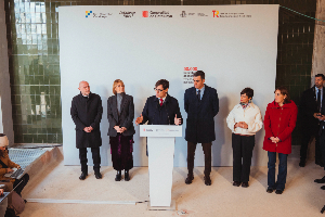 Els presidents Illa i Sánchez i la resta d'autoritats, durant l'acte. Fotografies: Arnau Carbonell Els presidents Illa i Sánchez i la resta d'autoritats, durant l'acte. Fotografies: Arnau Carbonell