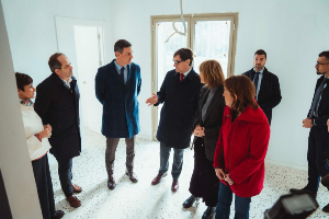 Els presidents Illa i Sánchez i la resta d'autoritats, durant la visita a les obres. Fotografies: Arnau Carbonell Els presidents Illa i Sánchez i la resta d'autoritats, durant la visita a les obres. Fotografies: Arnau Carbonell