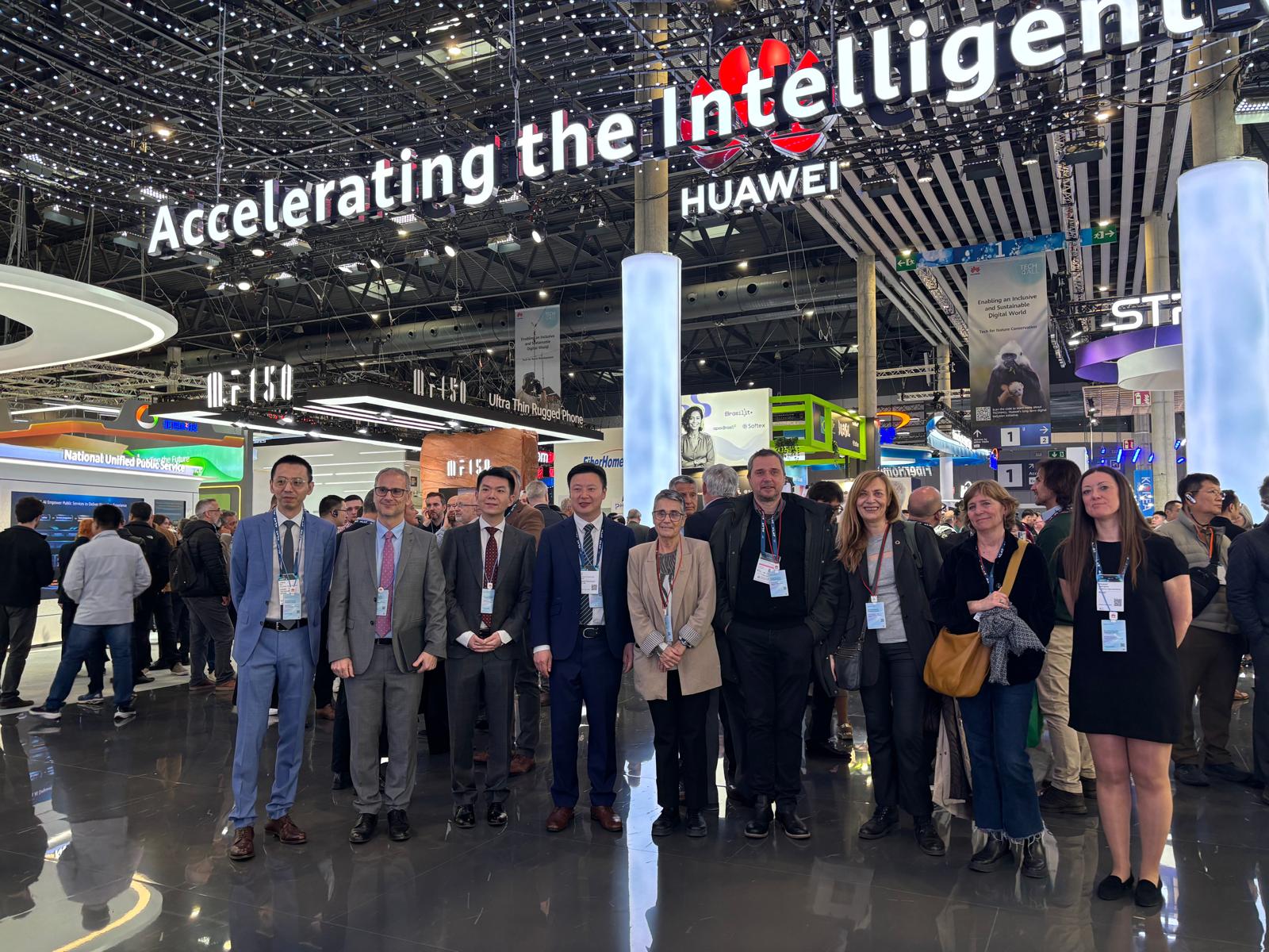 La consellera durant la seva visita al Mobile. La consellera durant la seva visita al Mobile.