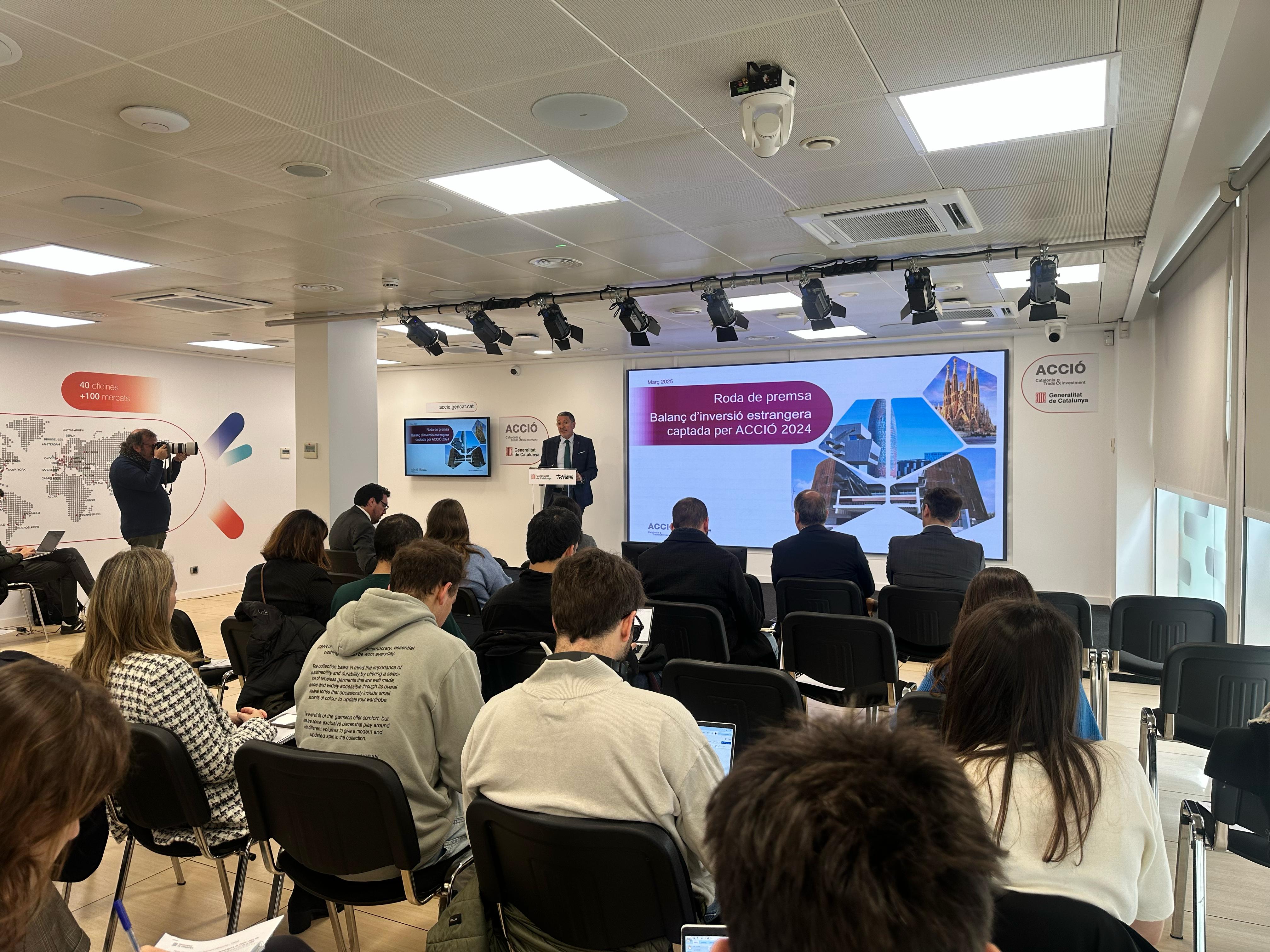 El conseller d’Empresa i Treball, Miquel Sàmper, en la presentació de les dades El conseller d’Empresa i Treball, Miquel Sàmper, en la presentació de les dades