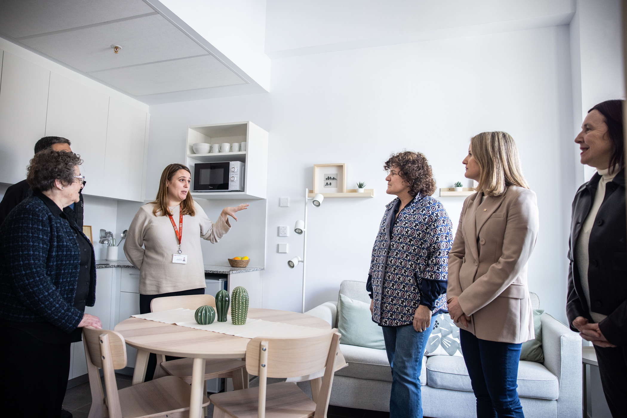 La consellera de Drets Socials i Inclusió, Mònica Martínez Bravo, ha visitat aquest matí Hort de la Vila 2.0. La consellera de Drets Socials i Inclusió, Mònica Martínez Bravo, ha visitat aquest matí Hort de la Vila 2.0.