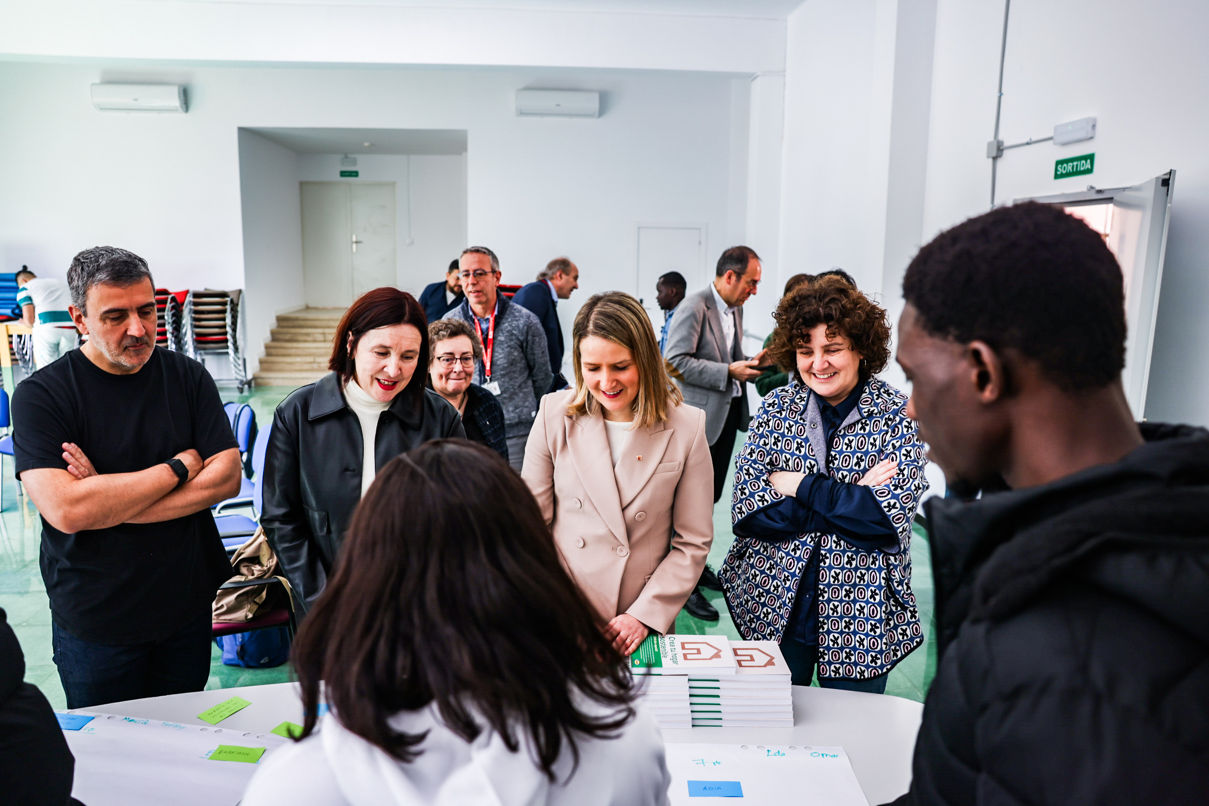 Durant la visita, la consellera ha pogut conèixer alguns dels joves en situació de vulnerabilitat que han participat en un programa de FPO Dual impulsat per Sant Joan de Déu i IKEA. Durant la visita, la consellera ha pogut conèixer alguns dels joves en situació de vulnerabilitat que han participat en un programa de FPO Dual impulsat per Sant Joan de Déu i IKEA.