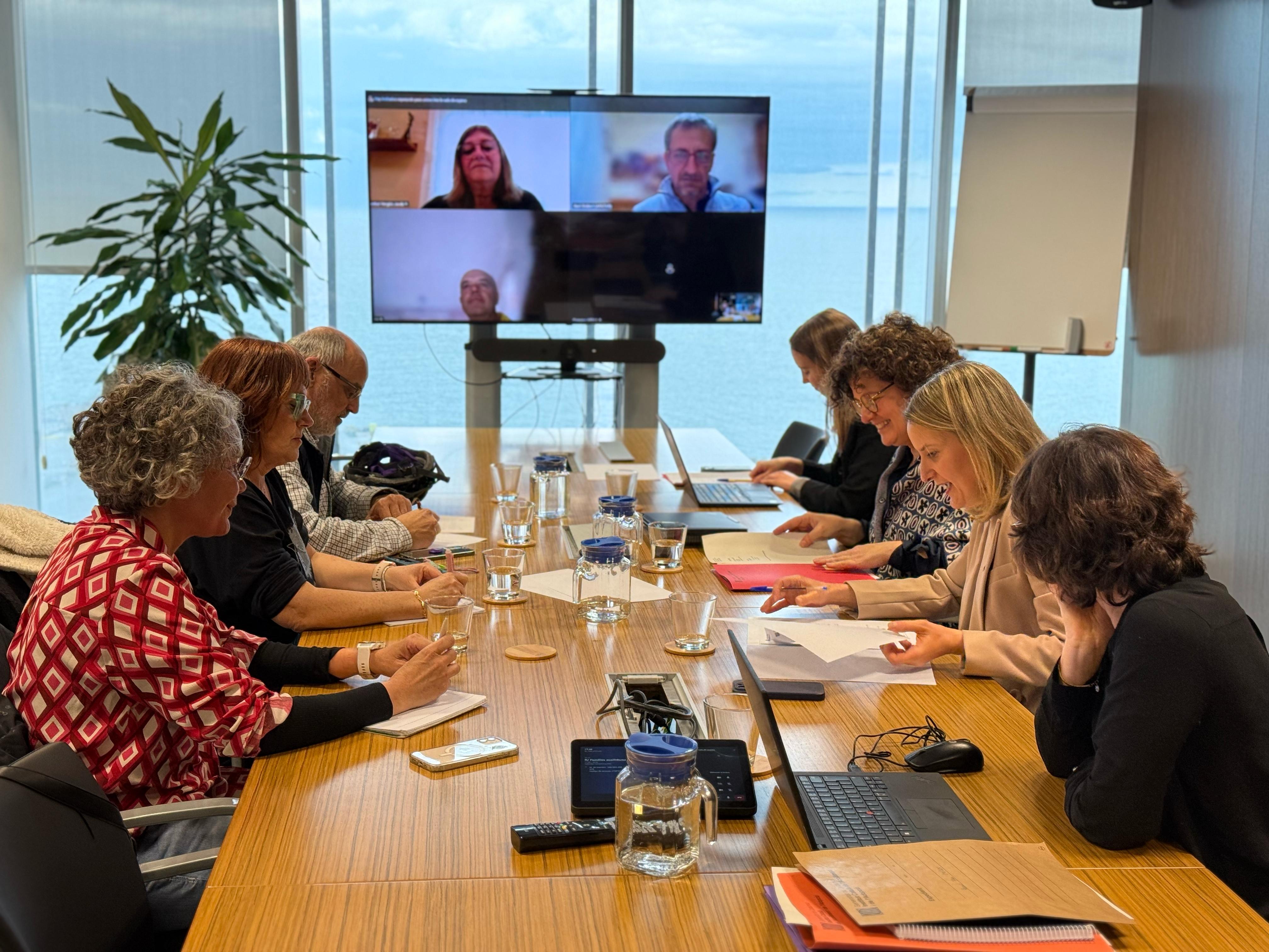 Reunió amb famílies acollidores Reunió amb famílies acollidores