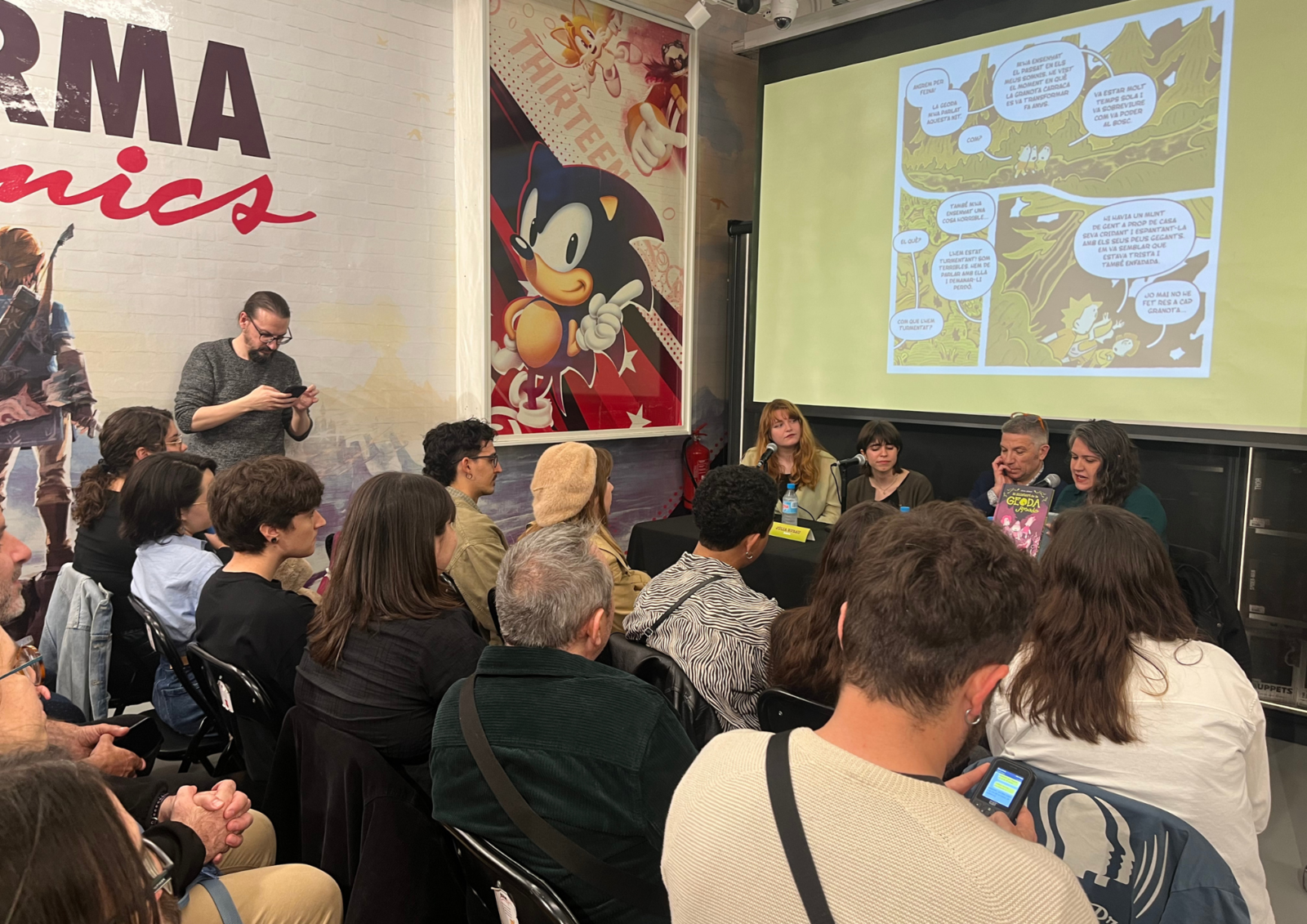 L'acte de presentació del primer premi Carnet Jove va comptar amb la participació del director general de l’Agència Catalana de la Joventut, Bartolomé Agudo, el director editorial de Norma Editorial, Luis Martínez, i l’editora del segell Astronave, Clara Cortés. L'acte de presentació del primer premi Carnet Jove va comptar amb la participació del director general de l’Agència Catalana de la Joventut, Bartolomé Agudo, el director editorial de Norma Editorial, Luis Martínez, i l’editora del segell Astronave, Clara Cortés.