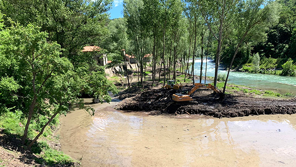 Treballs de manteniment de lleres (arxiu). Treballs de manteniment de lleres (arxiu).