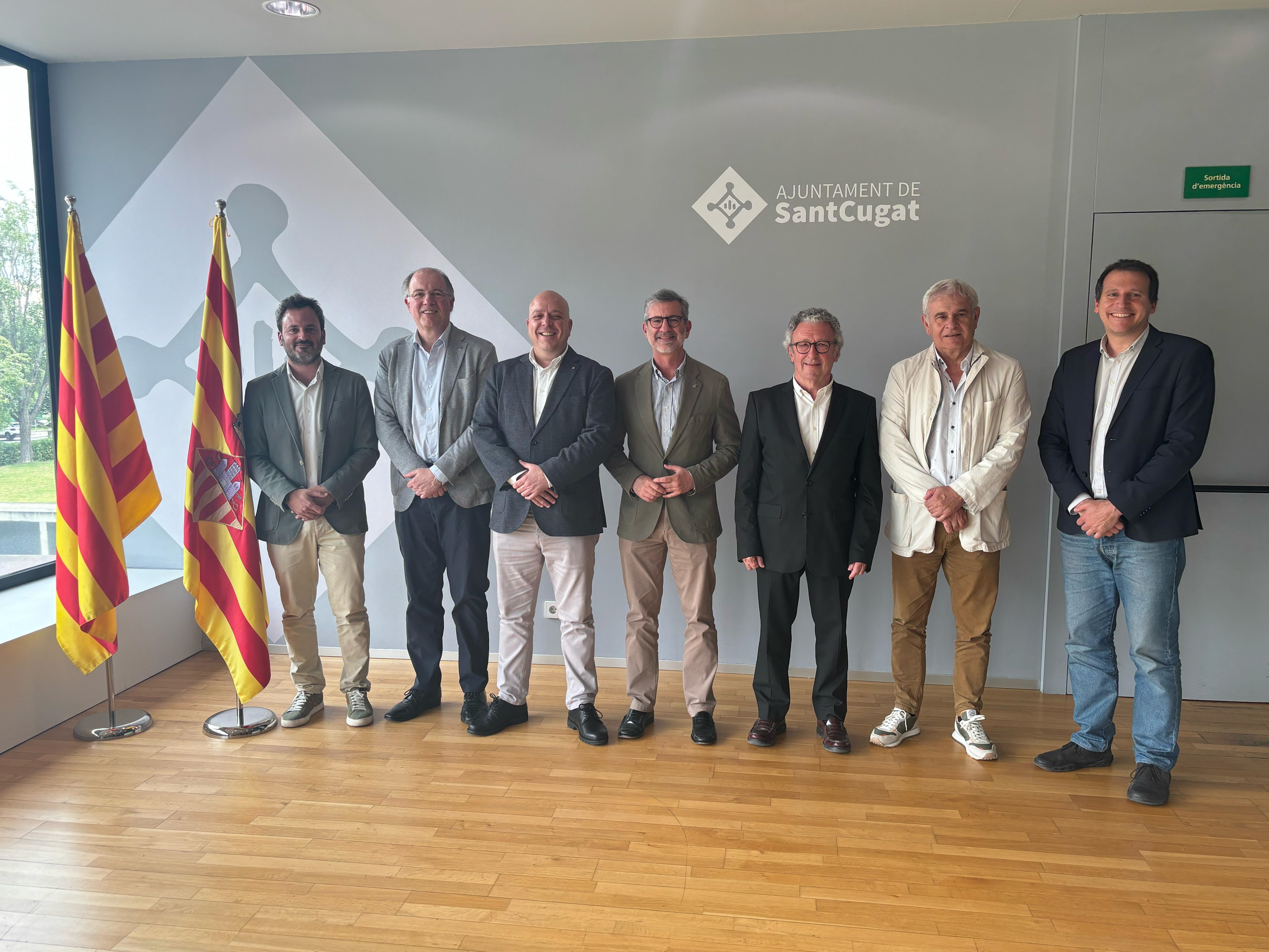 Foto de grup de la reunió a l'Ajuntament de Sant Cugat Foto de grup de la reunió a l'Ajuntament de Sant Cugat
