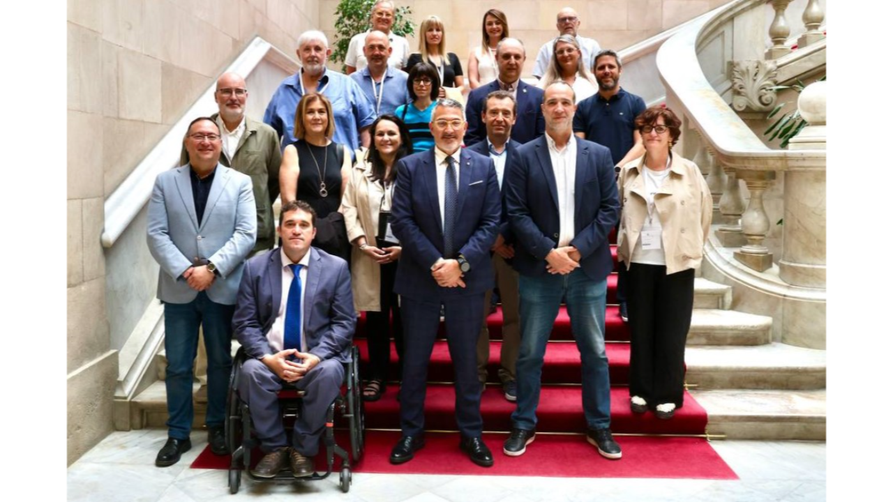 Fotografia de família del conseller Sàmper i el director general Bonvehí amb entitats de l'àmbit de l'Economia Social i Solidària Fotografia de família del conseller Sàmper i el director general Bonvehí amb entitats de l'àmbit de l'Economia Social i Solidària