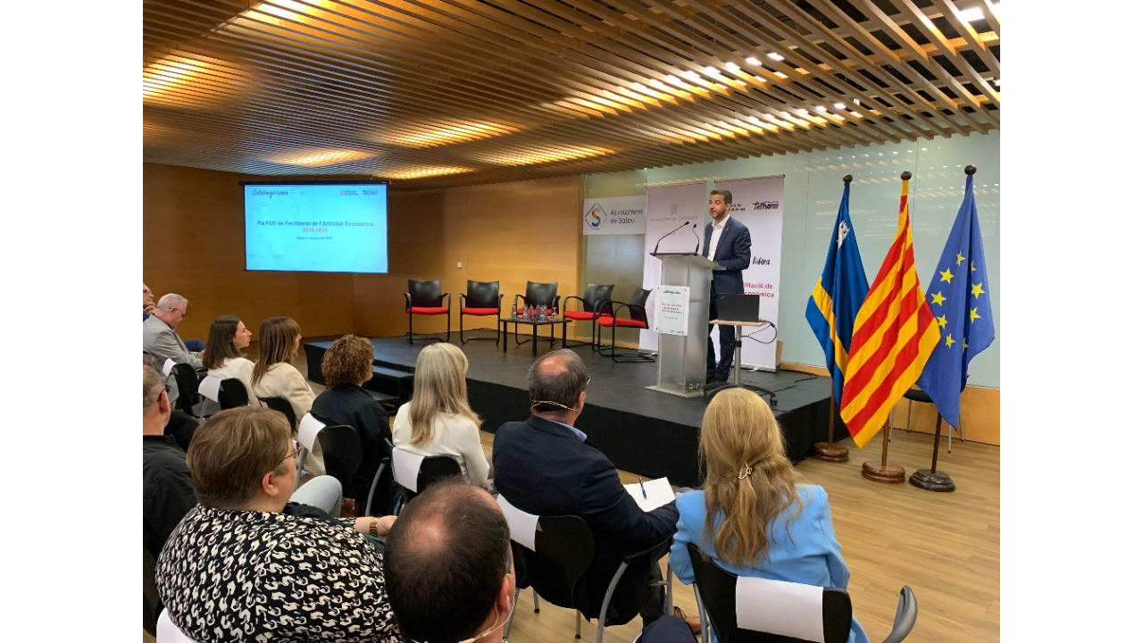 El secretari general d'Empresa i Treball, Pol Gibert, durant la presentació del nou pla de la FUE a Salou. El secretari general d'Empresa i Treball, Pol Gibert, durant la presentació del nou pla de la FUE a Salou.